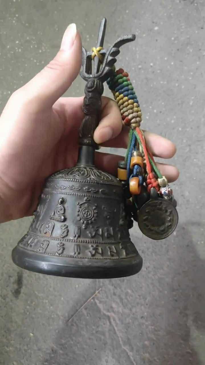 这个是赶尸人用的铃铛只要僵尸听到铃铛的声音就会很老实