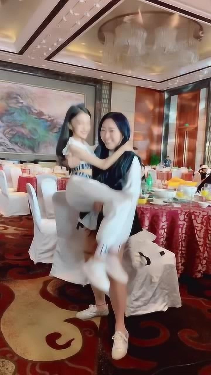 宋小睿到底多受欢迎粉丝激动地抱起她来她也非常随和地让抱