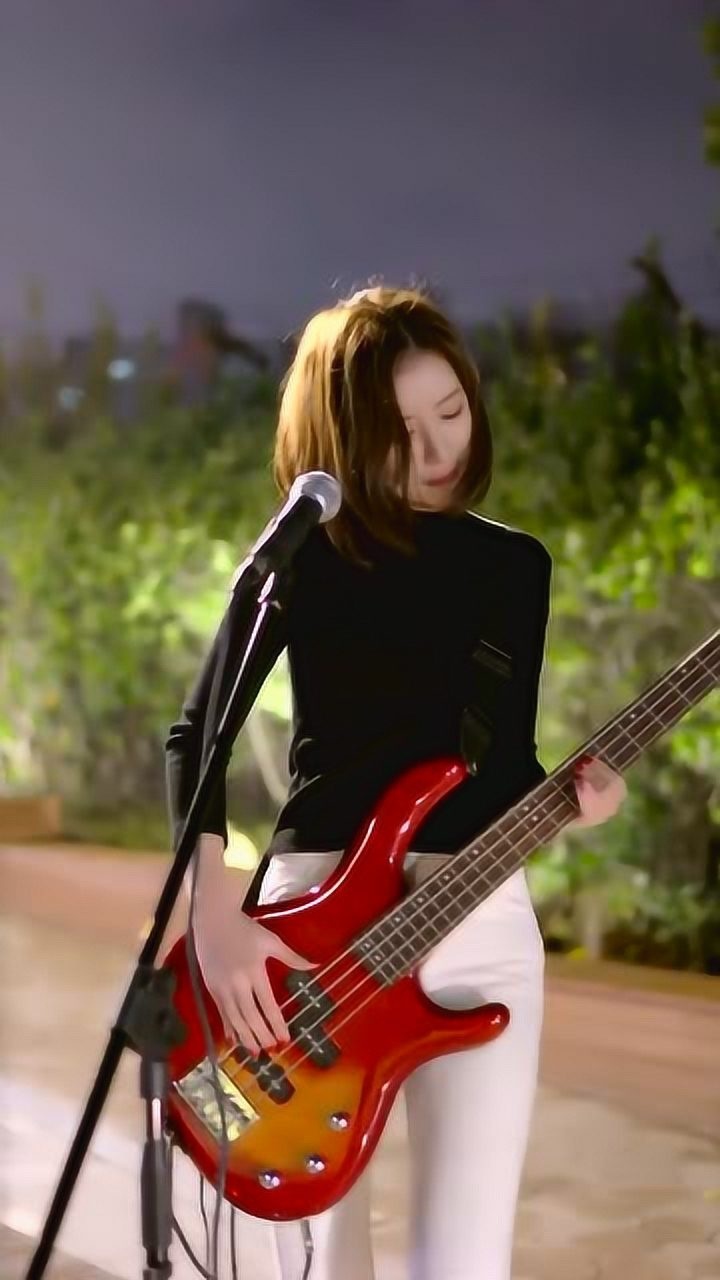 最美女神这个短发气质美女弹的电吉他太嗨了