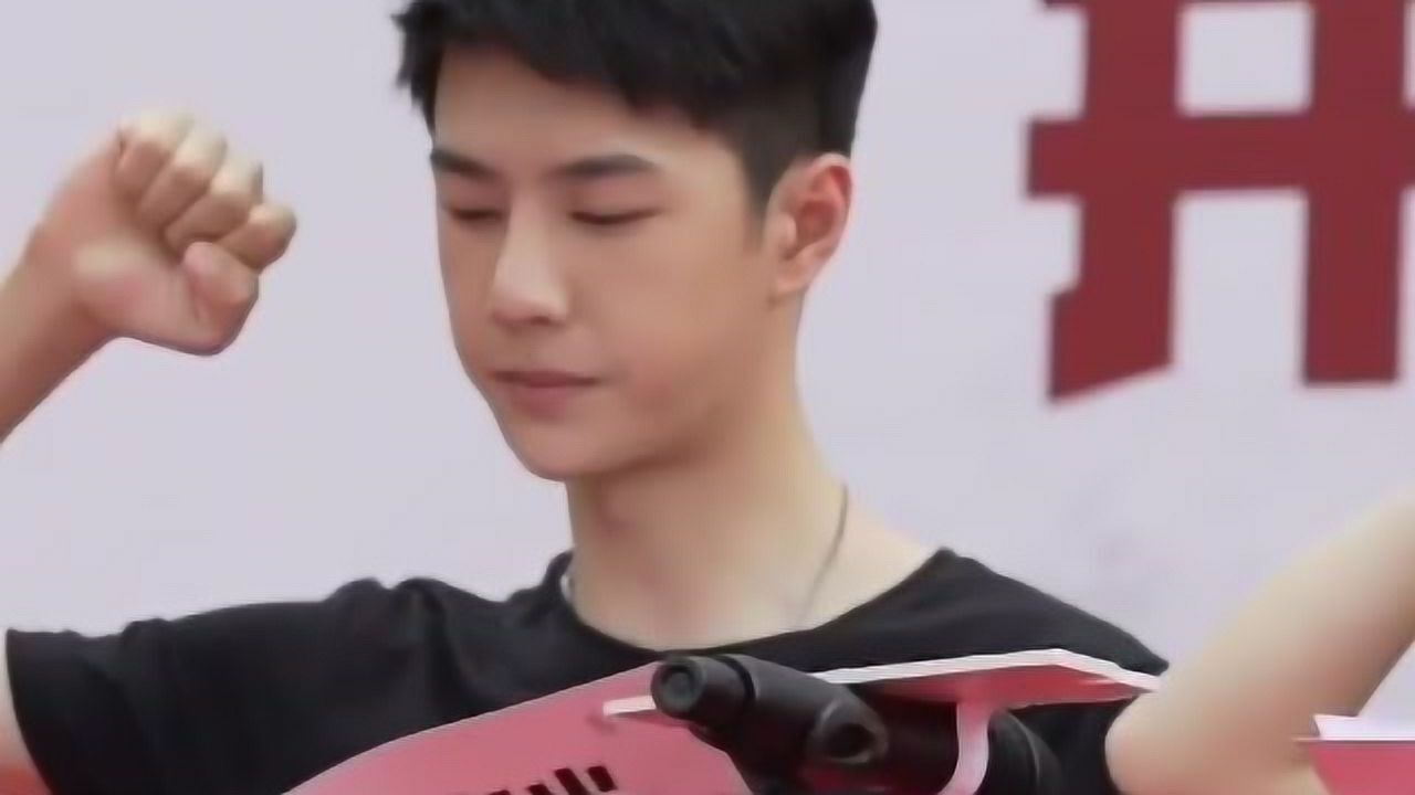 王一博剪短发了看着就好帅啊正能量满满的偶像