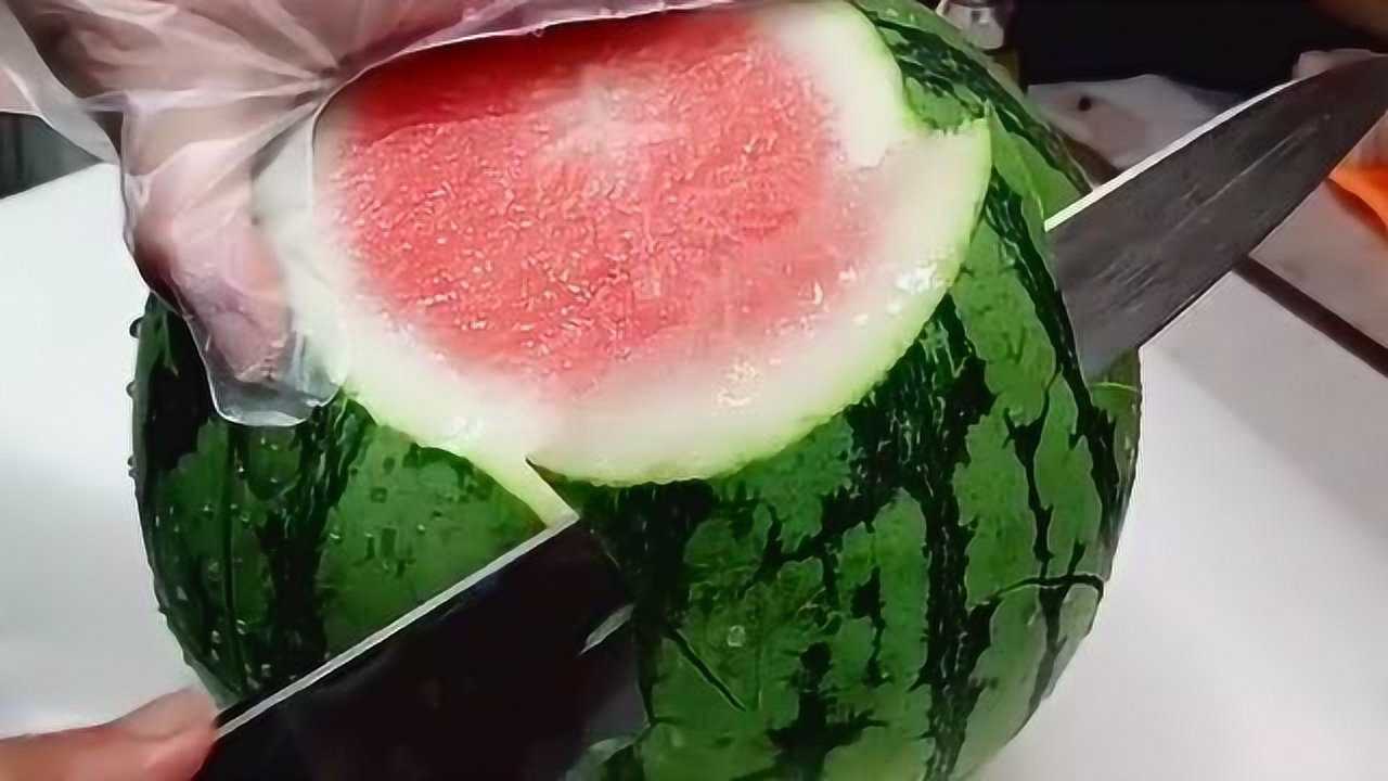 水果店老板切西瓜,感觉和削苹果皮一样简单,这也是需要技术的刀工!