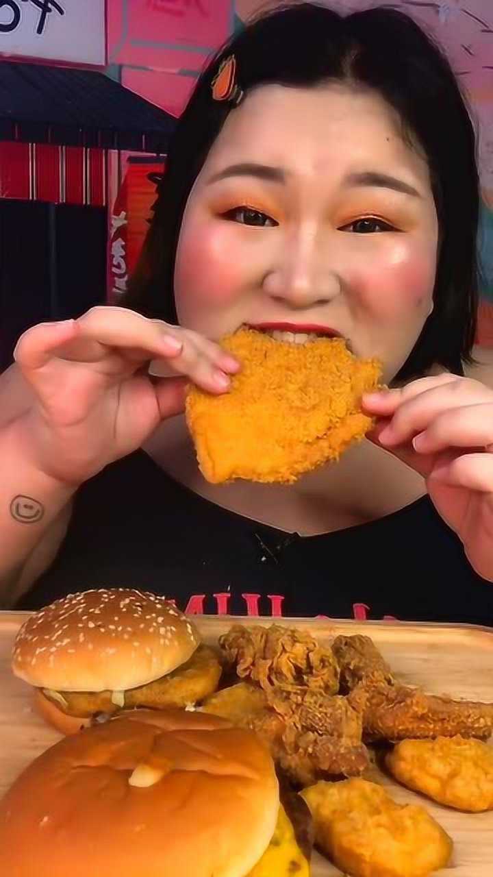 230斤小姐姐吃食物一口一口太诱人太油腻了