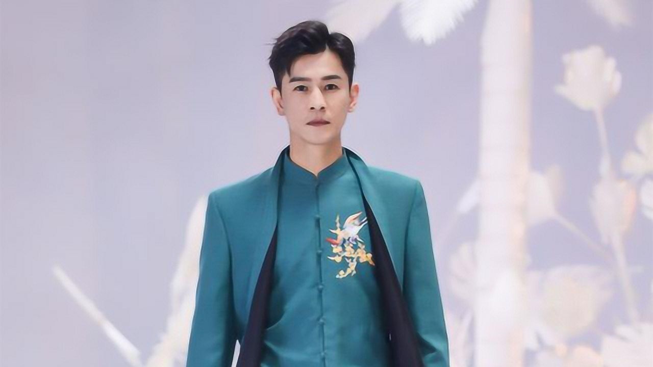 乔振宇帅呆了!中国风时装走秀太高级!风度翩翩,气质脱俗