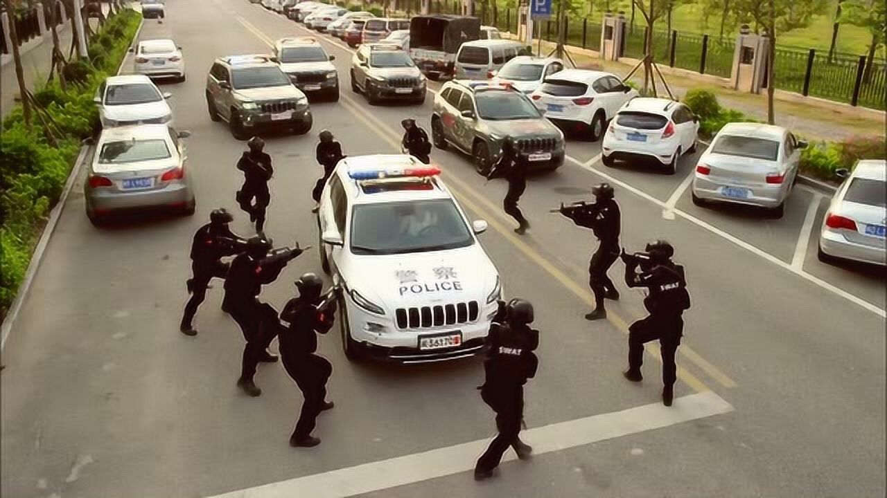利刃出击刘闯抢劫警车怎料因为礼让行人竟被警察拿枪包围