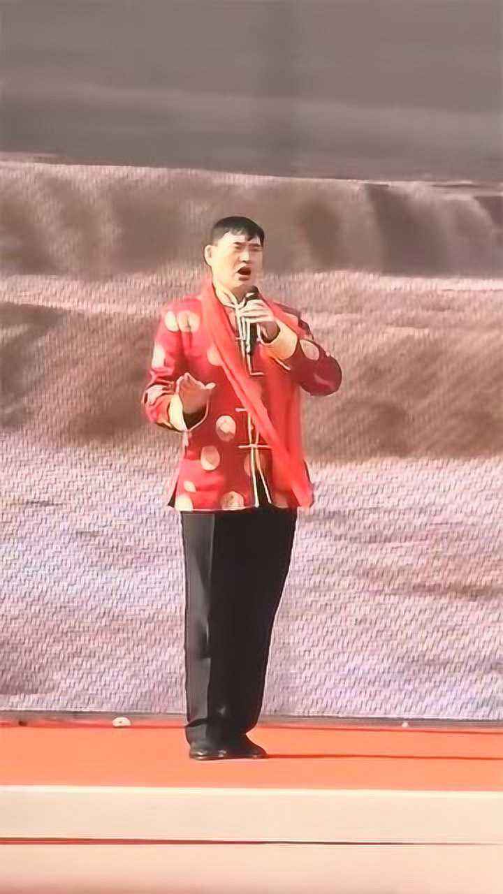 大衣哥演出现场,大家看看大衣哥唱的怎么样