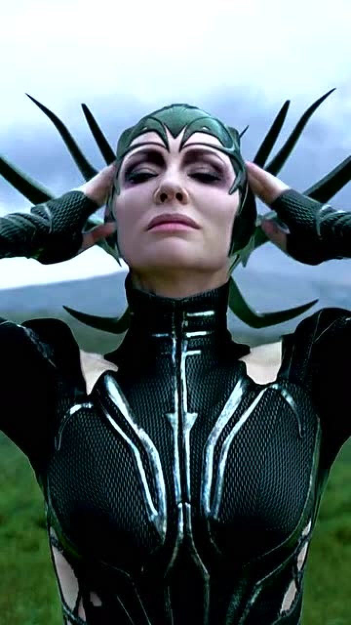 雷神之锤在海拉的手中,就跟玩具一样,稍微用力就给捏爆了