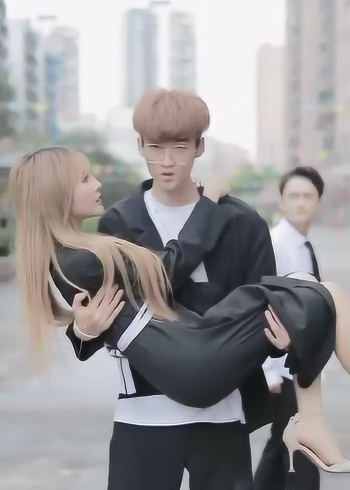 程程楚楚甜蜜公主抱,这样的程程太霸气了,实在太帅了!