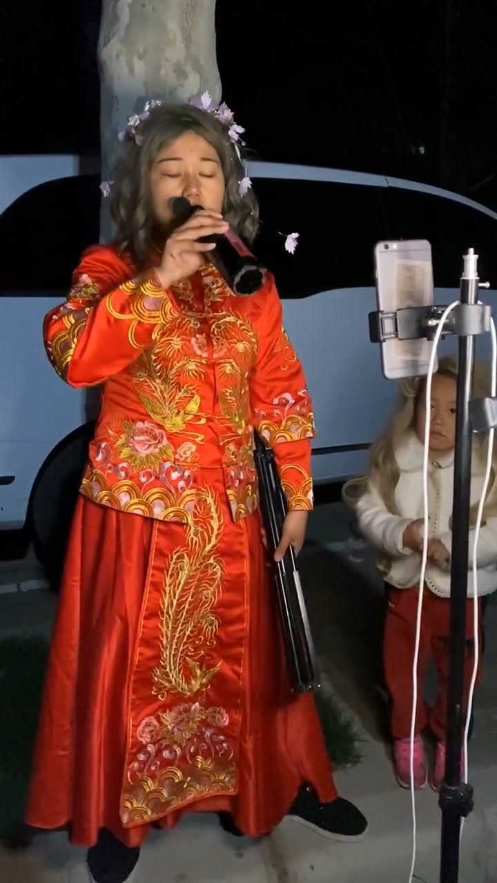 50岁大妈网红直播月薪过万