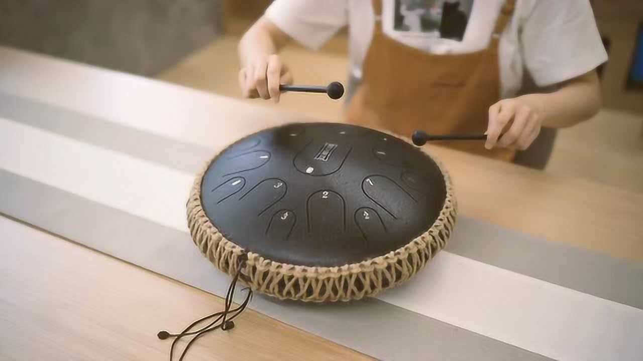 美女用乐器空灵鼓演奏《天空之城》,难怪叫空灵鼓,声音真的很好听!