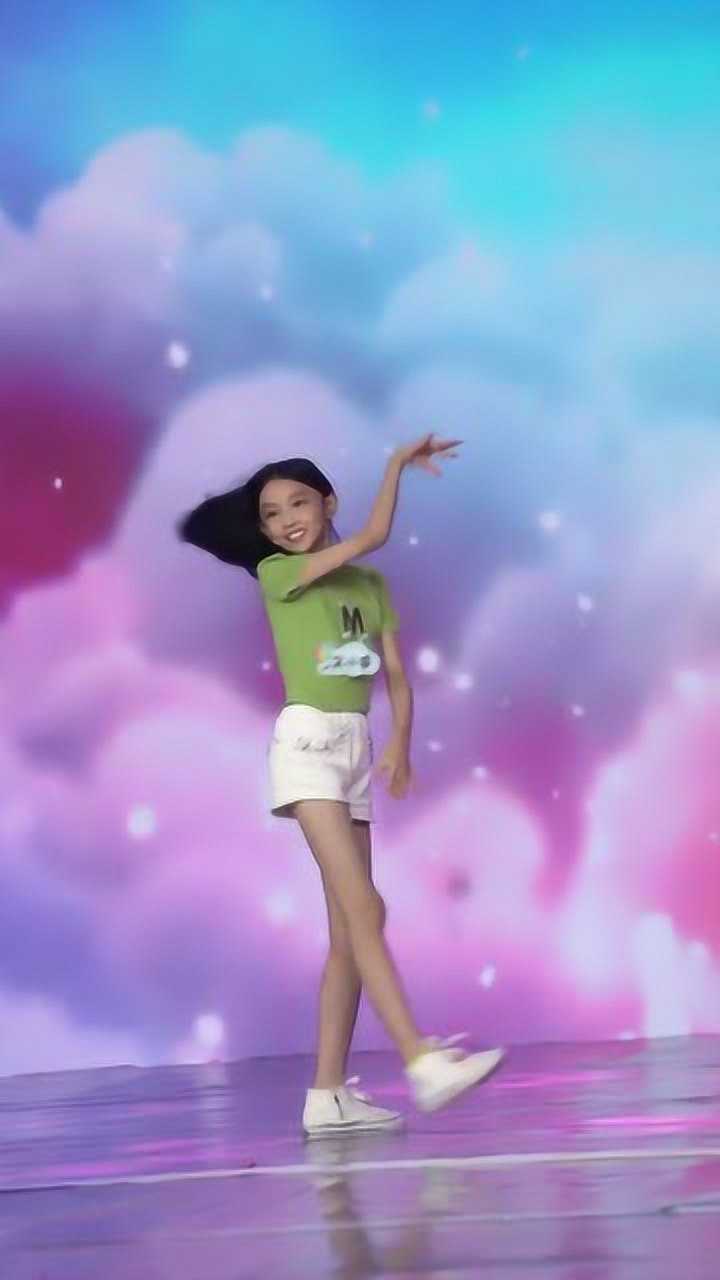 童模宋小睿这段背影表演真迷人服装造型师真用心了真给力