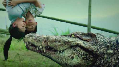 光头想吃鳄鱼肉，不料八米长的鳄鱼不是吃素的，一尾巴甩飞他