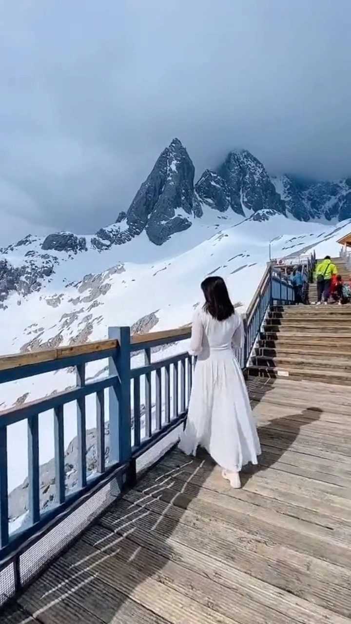 传说在玉龙雪山顶峰喊出爱人的名字就能白头偕老我努力爬上去了却不知