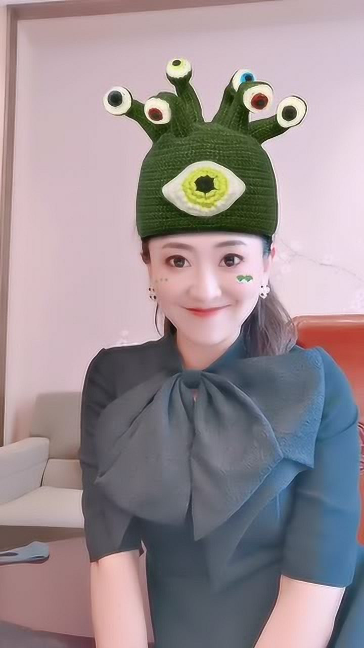 月亮姐姐做搞笑表情真有意思