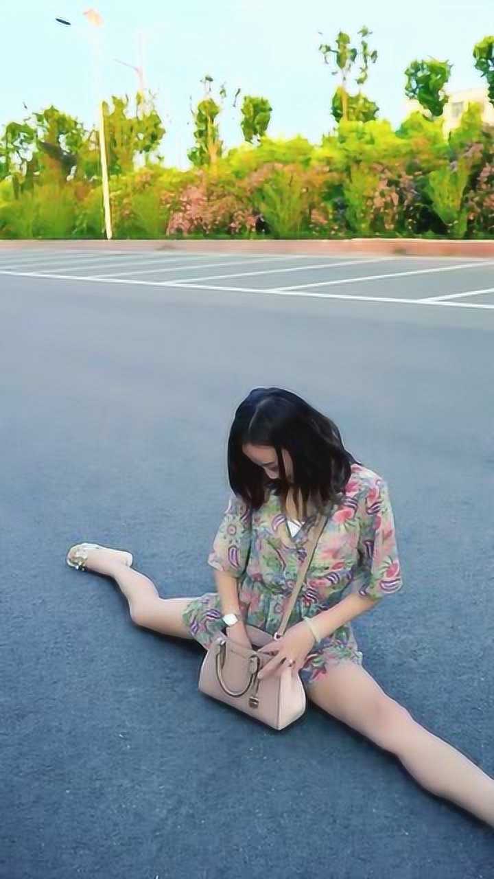 世间最尴尬的事莫过于此美女滑倒花式劈叉撩小哥哥结局得不偿失太尴尬