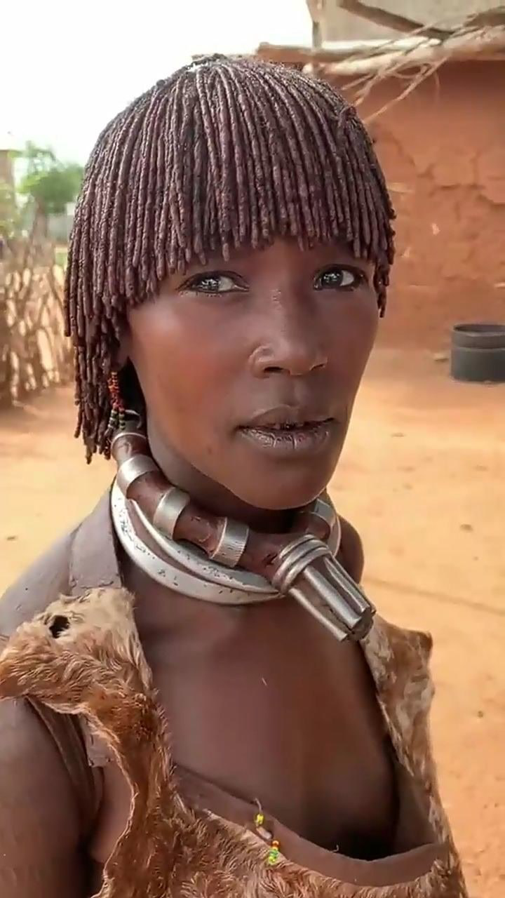 红泥族最保守的女人其他女人不穿衣服