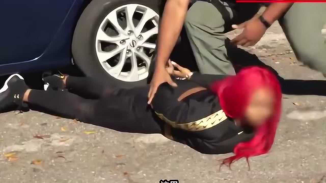 美国疫情期间,实拍美国女警察一对一抓捕女小偷,场面堪称大片!