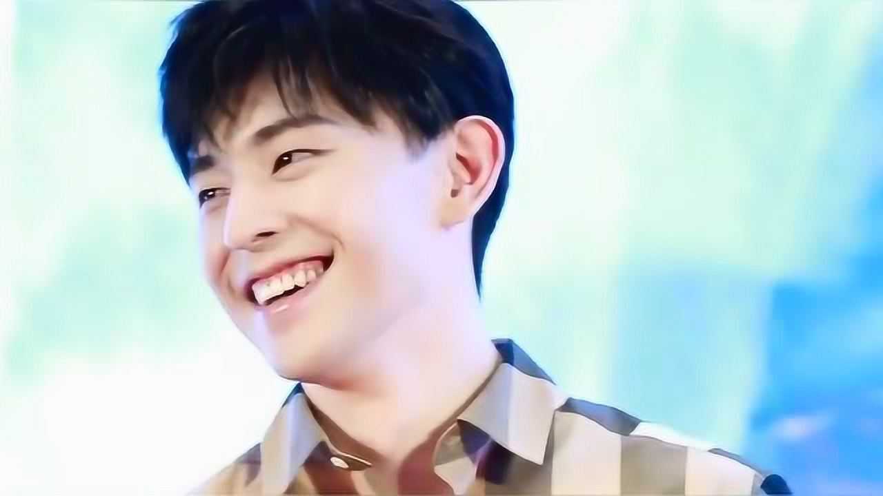 邓伦真的好白啊!白到发光的那种,笑的人心都跟着融化了