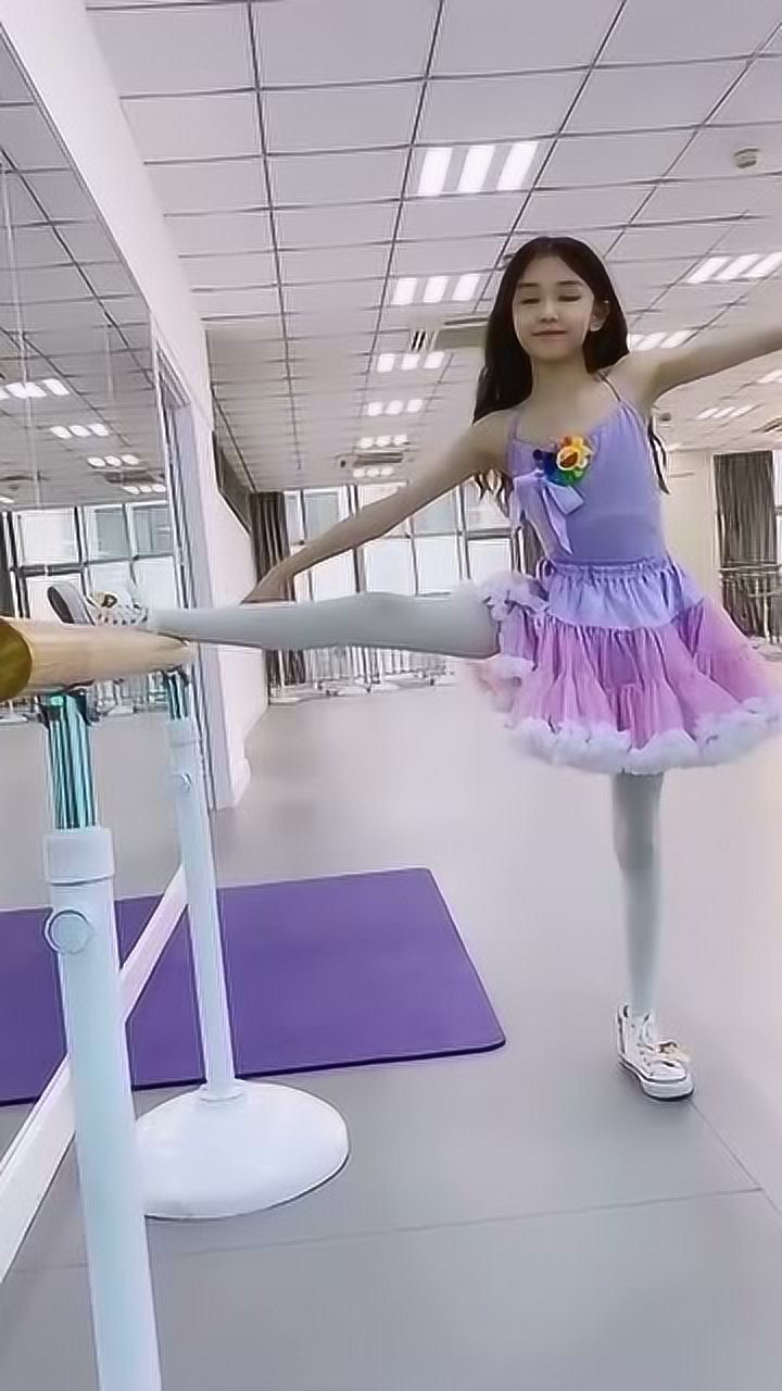 宋小睿的柔韧度有多强一字马还能唱歌要是我早疼的说不出话