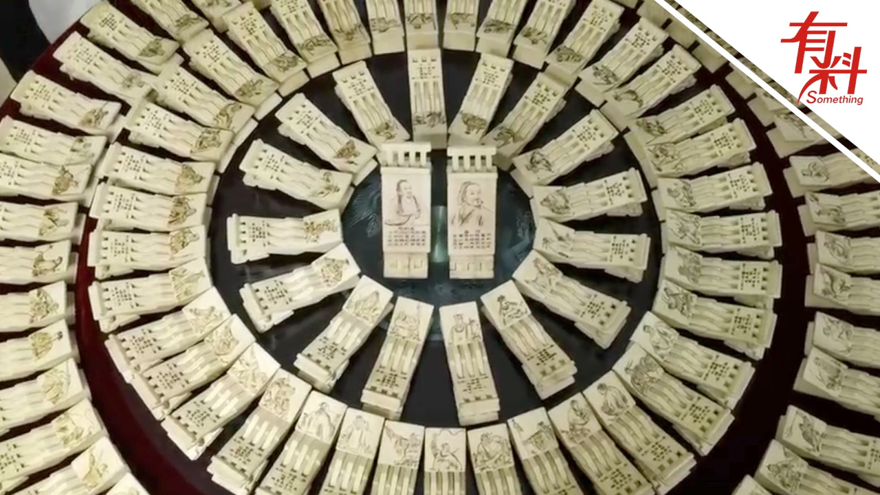 古稀大爷纯手工制作"将军案" 烙有"水浒108将"