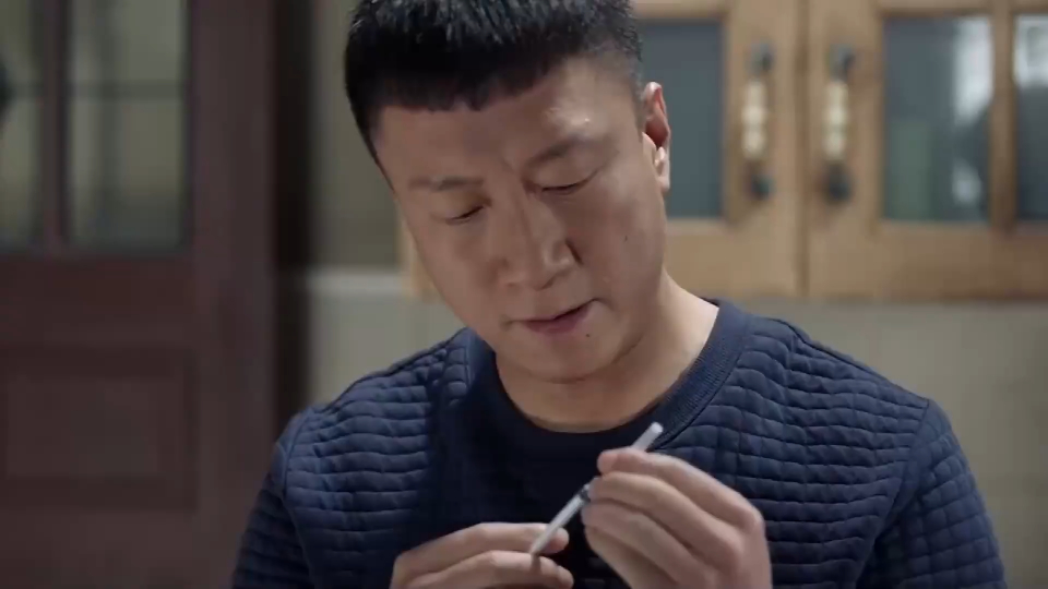 孙红雷太有才,自己弄出个复制指纹的东西,打开晓彤手机