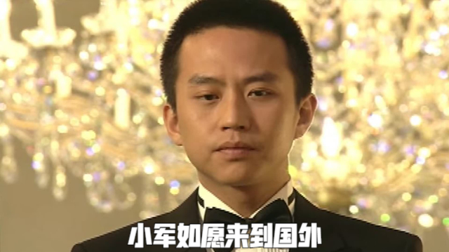 小军如愿来到国外,住进了豪华大别墅,然而心里还想着前女友