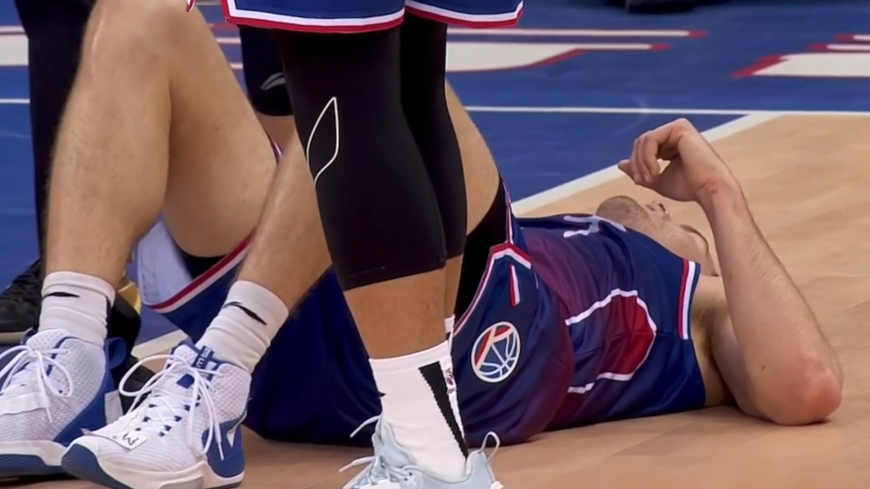 莫兰德篮下抢板撞倒大卫詹姆斯 裁判吹违体犯规