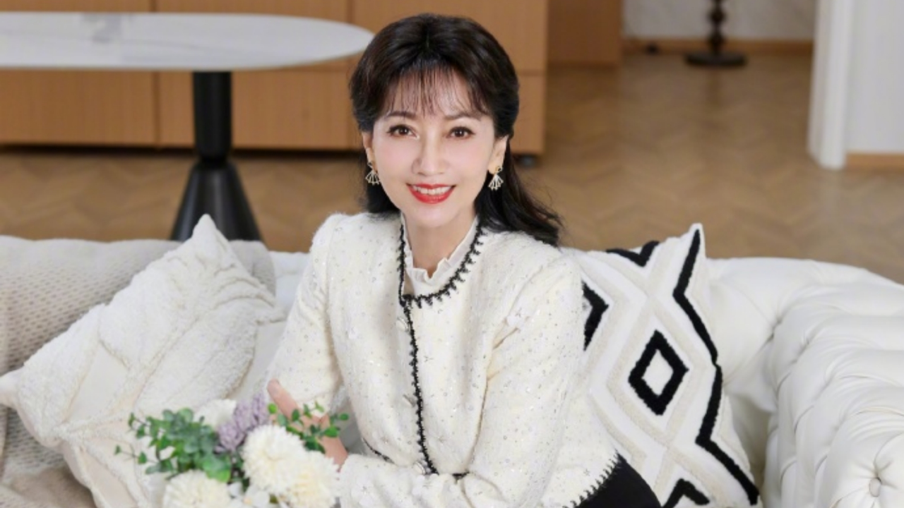 70岁赵雅芝晒美照,颜值身材不输年轻时,气质优雅状态堪比40岁