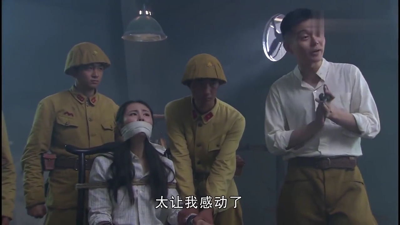 为逼小伙投降,鬼子抓来他妹妹,在他眼前一个个拔掉指甲