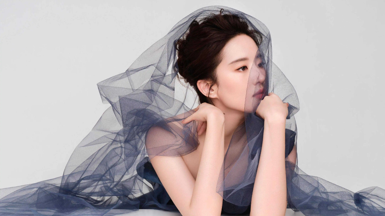 刘亦菲国内国外两幅面孔?国内是高冷女神,国外却笑脸迎人