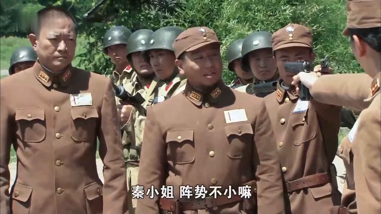 神枪:女军长回家碰见恶霸欺负父亲,暴躁调来一个营:往死里打