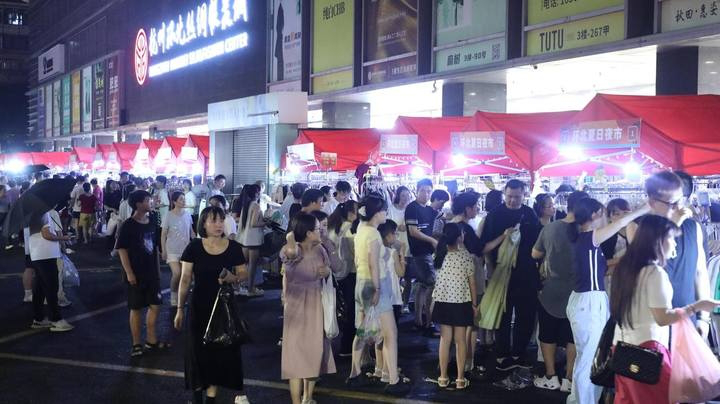 一杯奶茶钱就能买一件新衣服 杭州环北夏日夜市火了