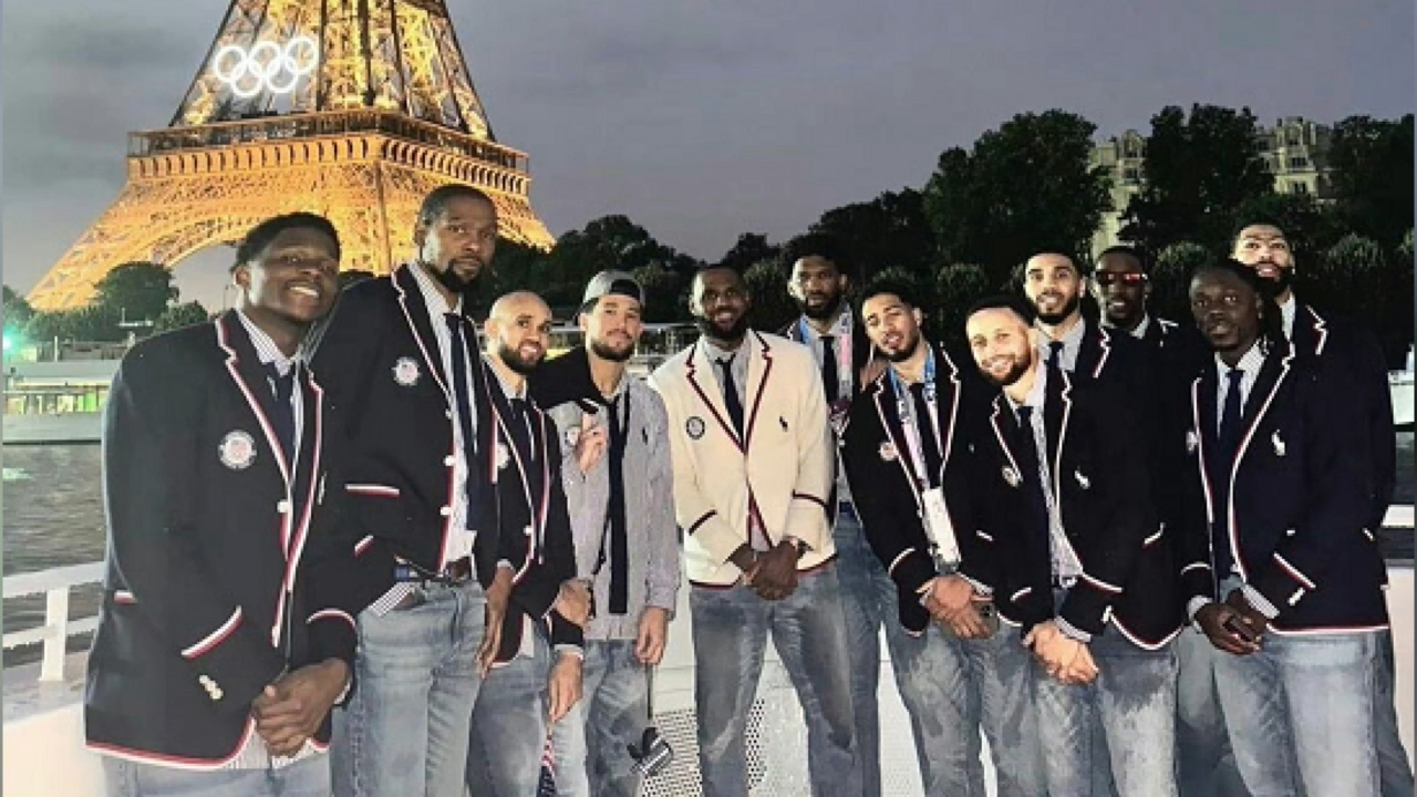 美国男篮埃菲尔铁塔合影 詹姆斯旗手装抢镜