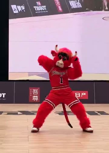 nba 5v5#中场休息时间,快来欣赏芝加哥公牛队吉祥物benny精彩的机械
