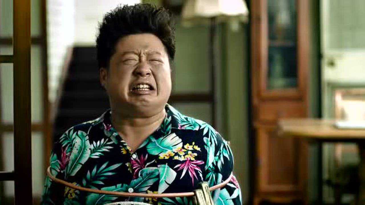 美女被迷晕，神志不清，危险了！_高清