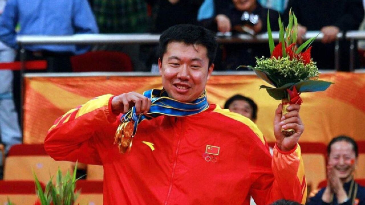 男篮永恒的经典!2010亚运夺冠王治郅戴12块金牌 致敬追风少年