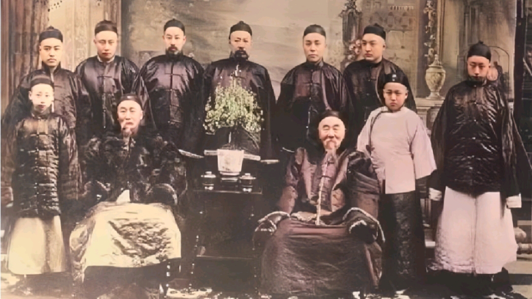 李鸿章与李翰章的合影照,二人正襟危坐官威十足,长相酷似双胞胎