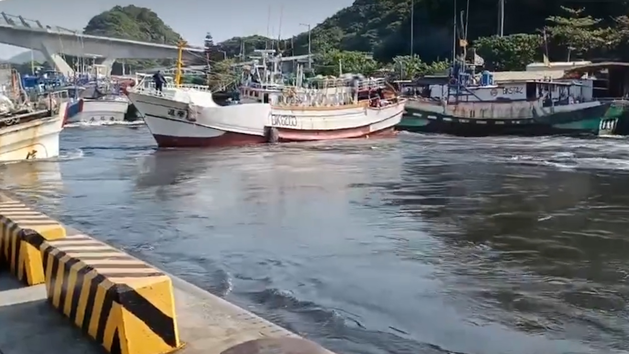 花莲震后当地港口现海水倒灌:有船只被直接冲走 居民形容"很可怕"