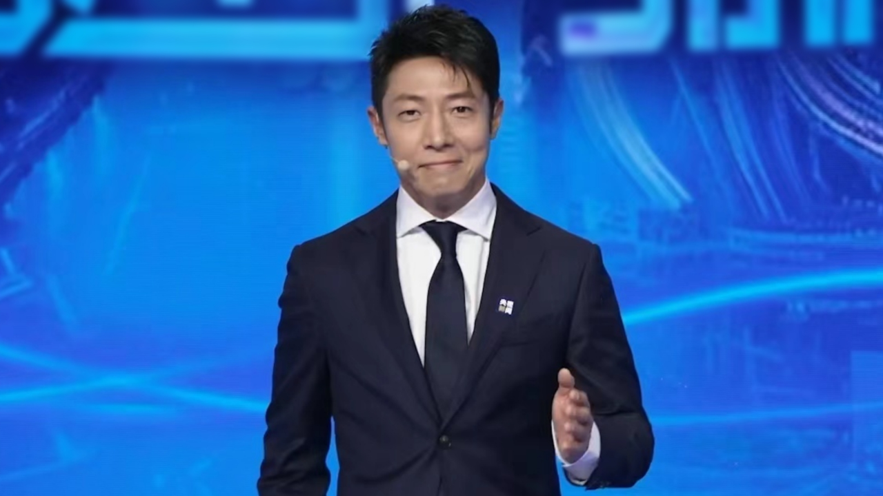 撒贝宁带全家海南度假,鞋子意外抢镜,手机记录妻女玩耍好甜蜜