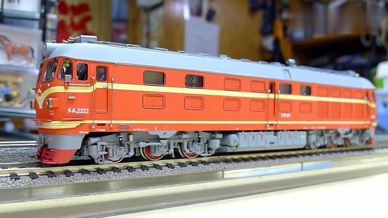 火车模型:橘色df4b中铁内燃机车,n比例制作,太逼真了@小新小乐圣app内