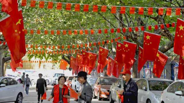 万面国旗进社区 五星红旗飘起来