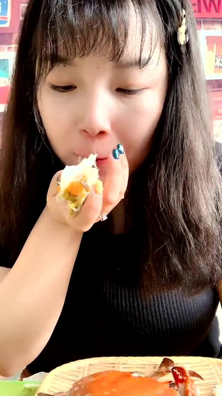 看美女直播吃海鲜大餐,这么大一块的黄看着就有食欲,令人羡慕!