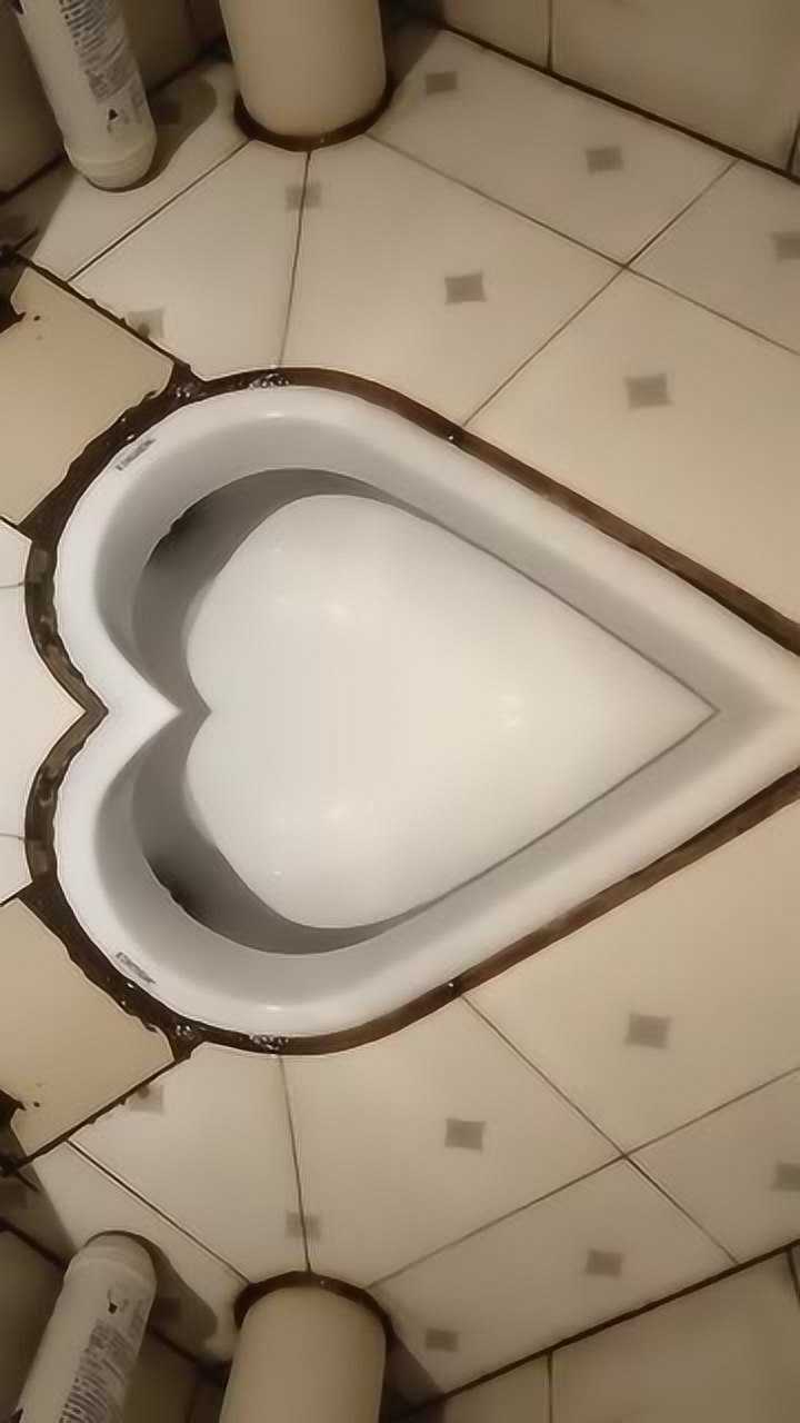 蹲便器都是心形的,设计师太有爱心了!