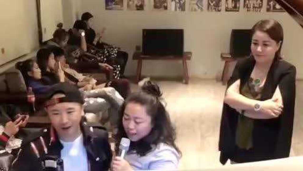 姜鹏当着妻子"姜富婆"的面,竟然跟小黄飞腻在一起