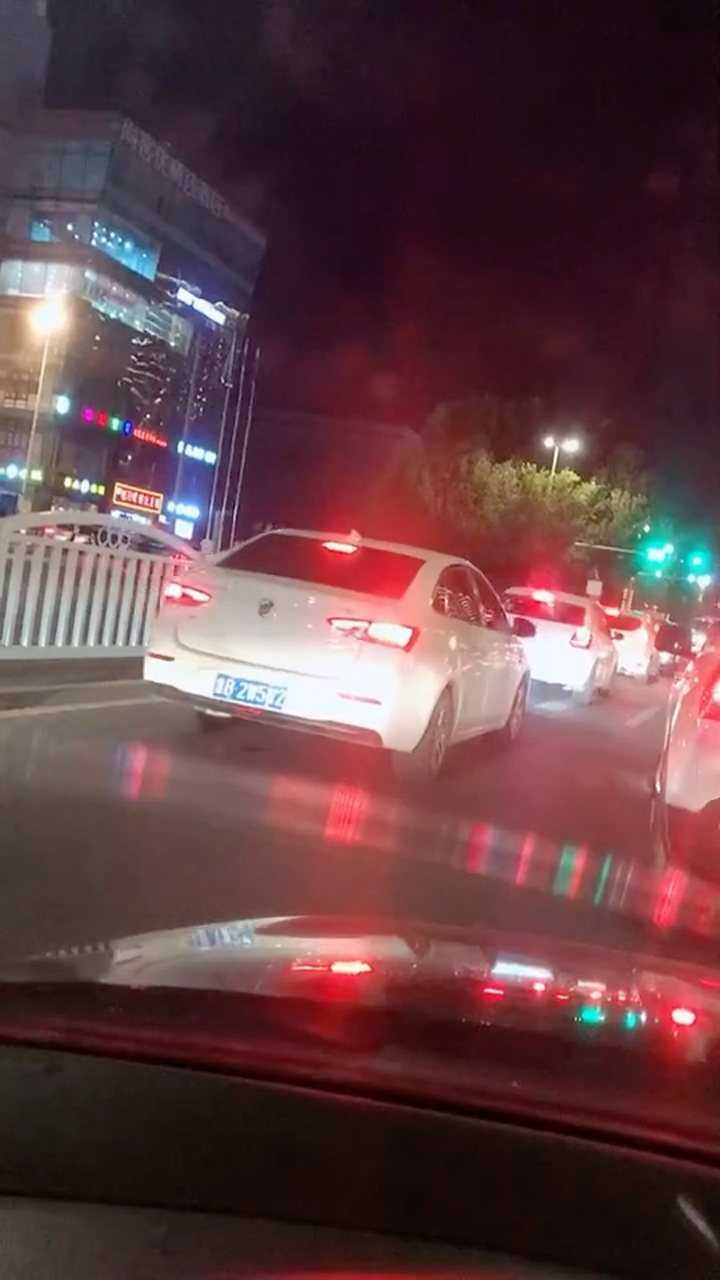 晚上出来开车,夜景真的很漂亮