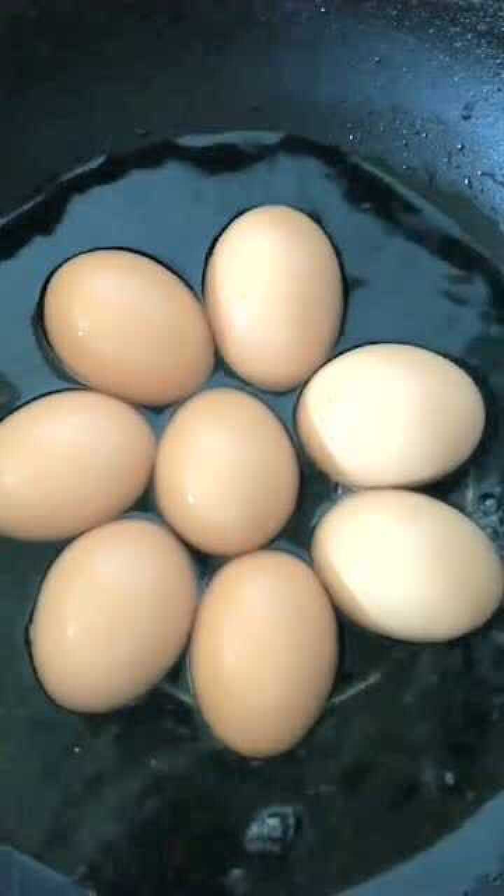 今天教一个煮鸡蛋不会煮破皮的小妙招