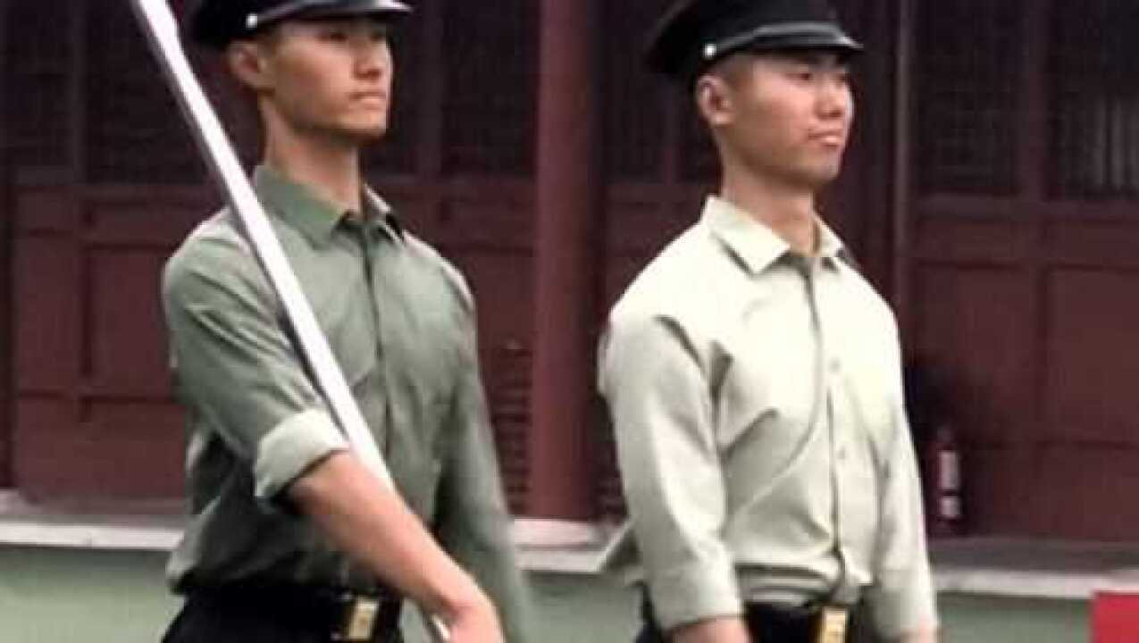 张自轩笑容很迷人身边扛旗杆的是新国旗手十分帅气