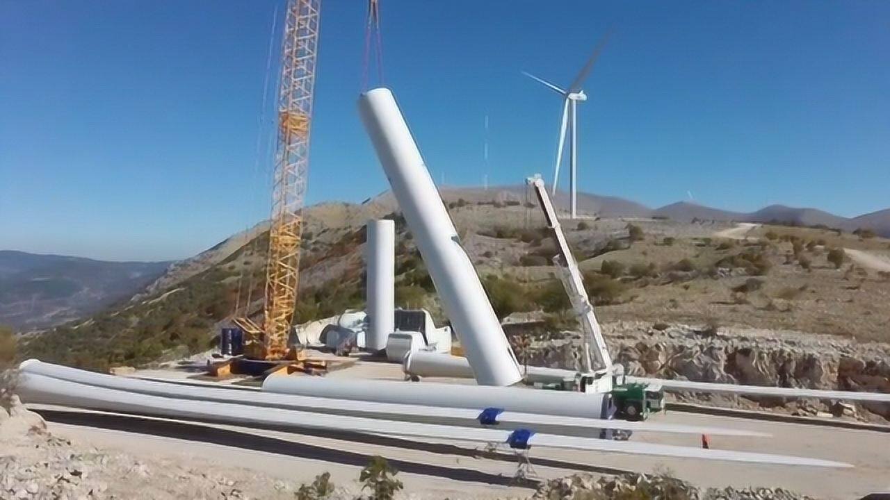 大型风力发电机是这样吊装的这场面可不多见太霸气了