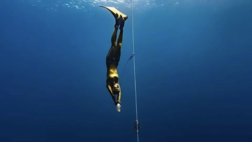 全程缺氧！自由潜大神无器材下潜水下126米，四度打破世界纪录