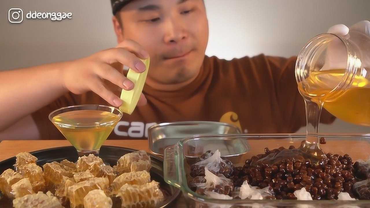 韩国大胃王胖哥吃大阪珍珠和蜂巢蜜再浇上蜂蜜看着都齁得慌