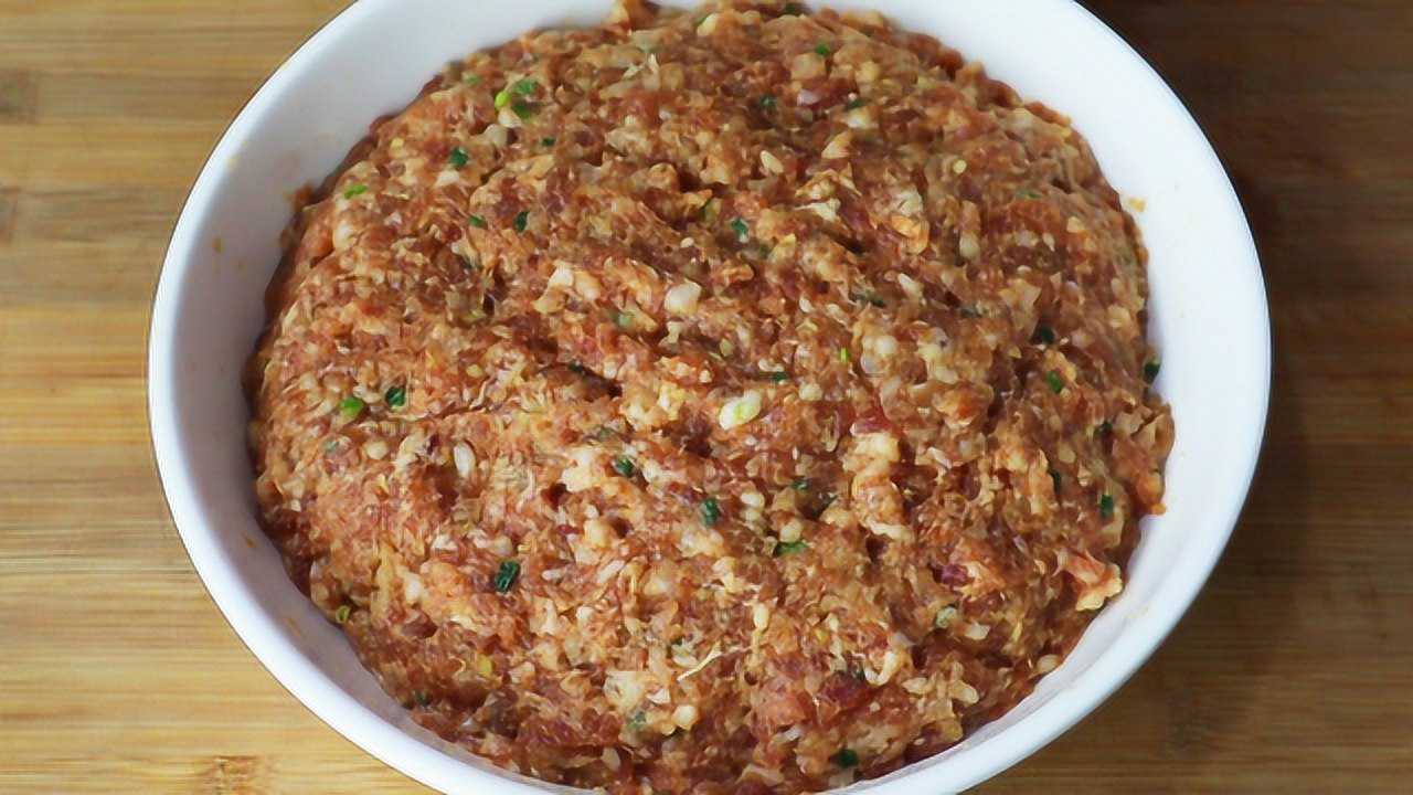 饭店老师傅教我的调肉馅方法,肉馅鲜嫩多汁,做法简单,很实用